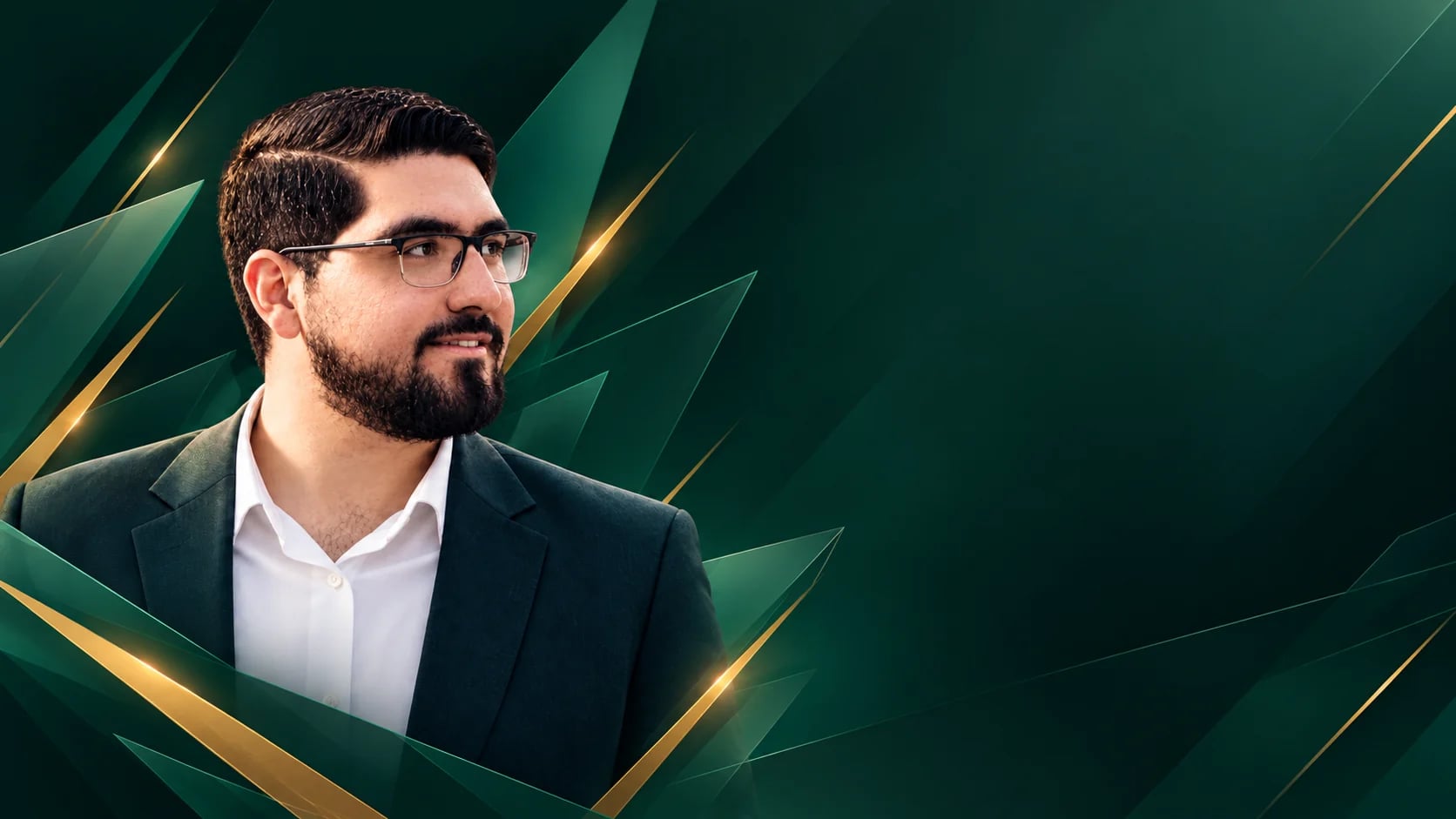 محمد علی اسلامیپور با عینک و کت تیره، رو به سمت متن، در ترکیبی از سطوح سبز تیره و خطوط طلایی
